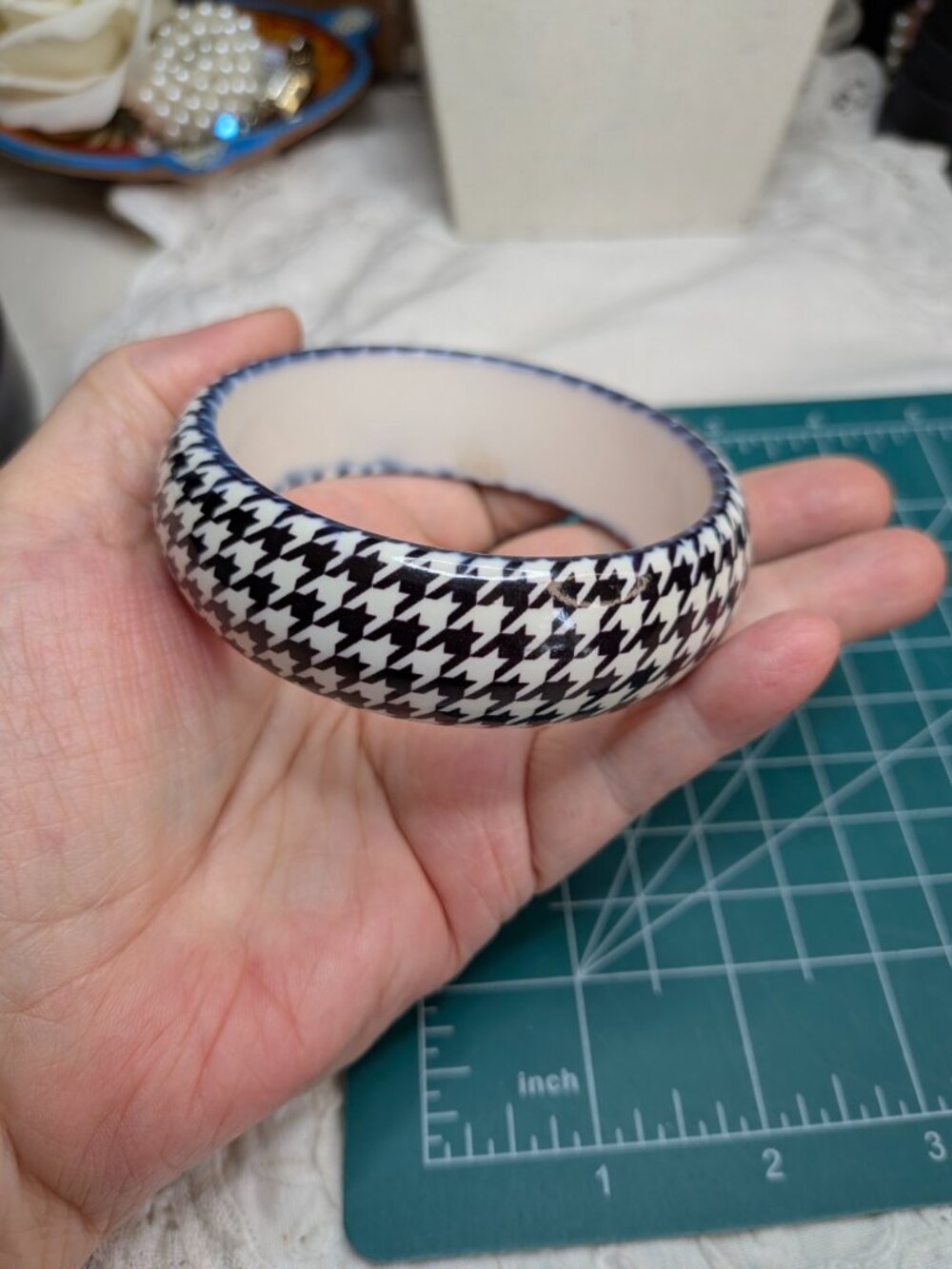 Vintage Houndstooth Resin Bangle Bracelet – Black & White, Size 8